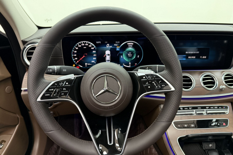 奔驰E级 2023款 改款 E 300 L 时尚型中控内饰7013