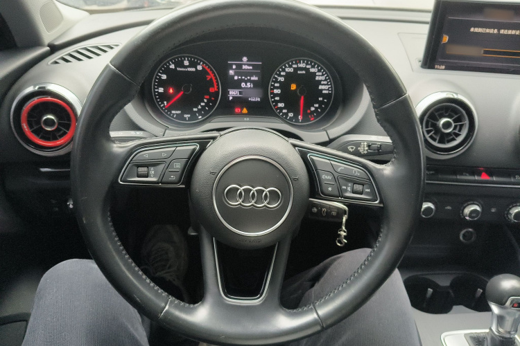 奥迪A3 2018款 30周年年型 Limousine 35 TFSI 时尚型中控内饰13