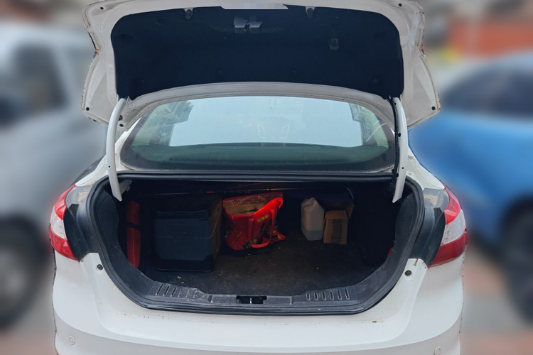 福特 福克斯 2012款 三厢 1.6L 手动风尚型局部细节23