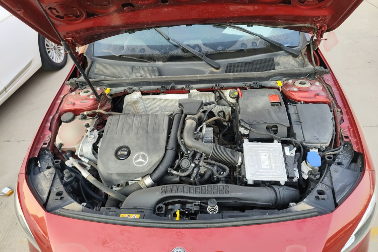 奔驰A级 2019款 改款 A 180 L 运动轿车机舱底盘24