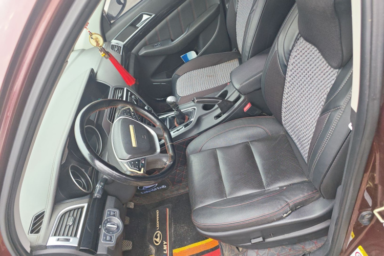 猎豹汽车 猎豹CS10 2015款 2.0T 手动至尊型中控内饰19