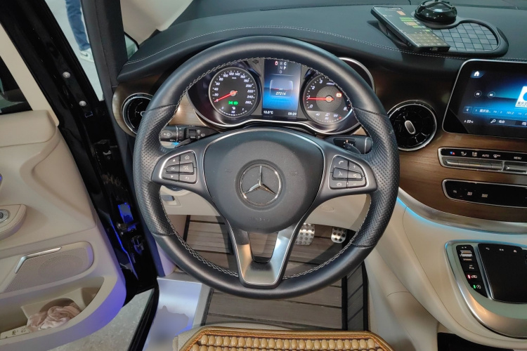 奔驰V级 2020款 V 260 L 长轴距豪华版中控内饰13