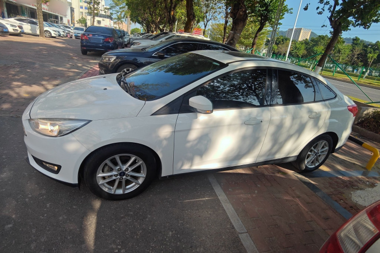 福特 福克斯 2018款 三厢经典 EcoBoost 125 自动超能风尚型智行版车身外观4