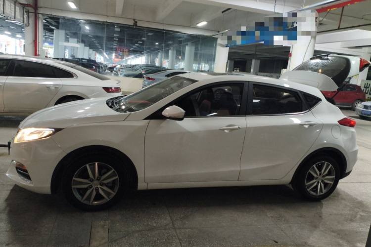 长安 逸动 2016款 XT 1.6L 手动俊酷型车身外观4