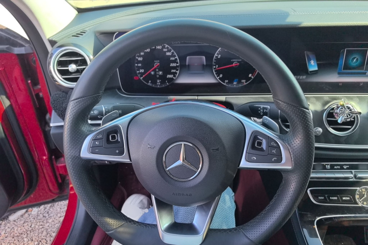 奔驰E级 2016款 E 200 L 运动型中控内饰13