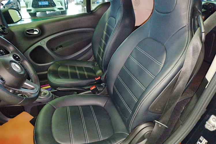 smart fortwo 2019款 0.9T 66千瓦硬顶风擎版 国VI中控内饰7004