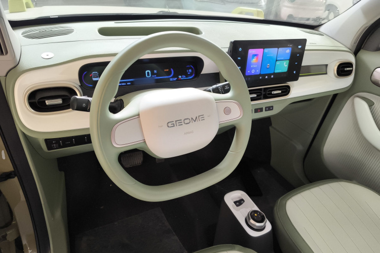 吉利银河 2025款 210km 熊猫骑士中控内饰13