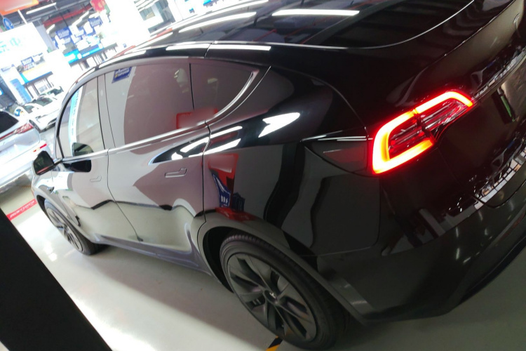 特斯拉 Model Y 2021款 标准续航后驱版车身外观4