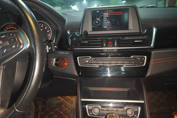 宝马2系多功能旅行车 2015款 218i 运动设计套装局部细节16