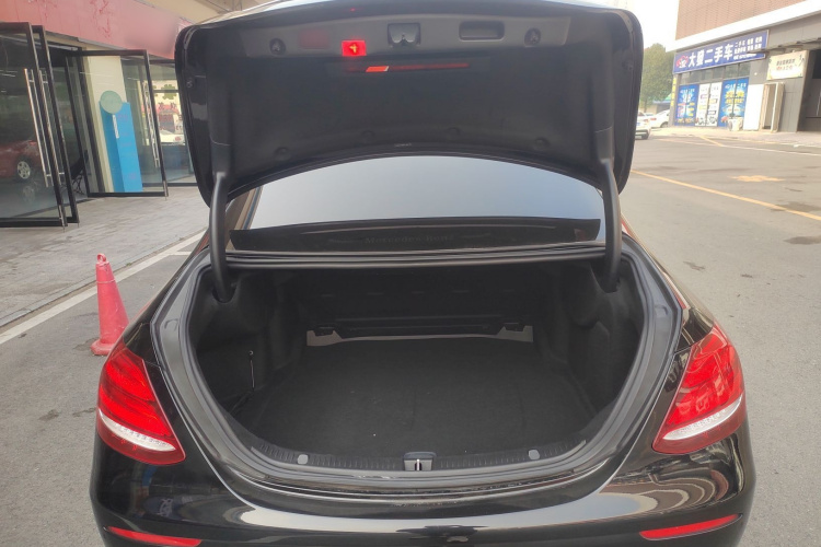 奔驰E级 2019款 E 260 L机舱底盘23