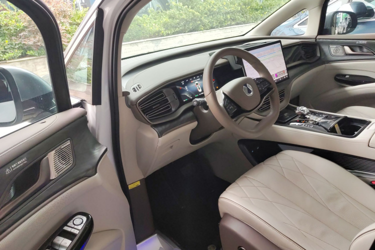 腾势D9 2022款 DM-i 1040 尊贵型中控内饰20