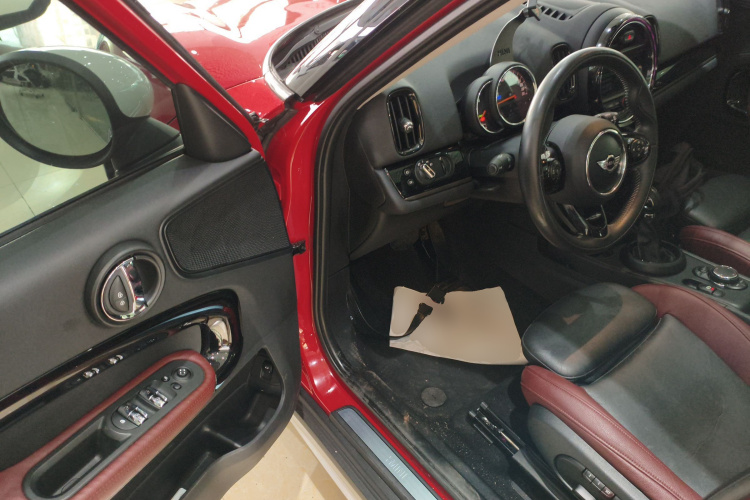 MINI Countryman 2017款 1.5T COOPER ALL4 非常假日版 辣椒红中控内饰7003