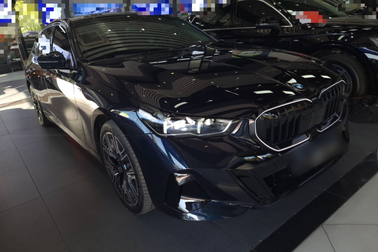 宝马5系 2025款 530Li 尊享型 M运动套装车身外观3