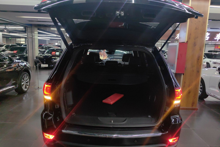 Jeep 大切诺基(进口) 2021款 3.0L 80周年纪念版机舱底盘23