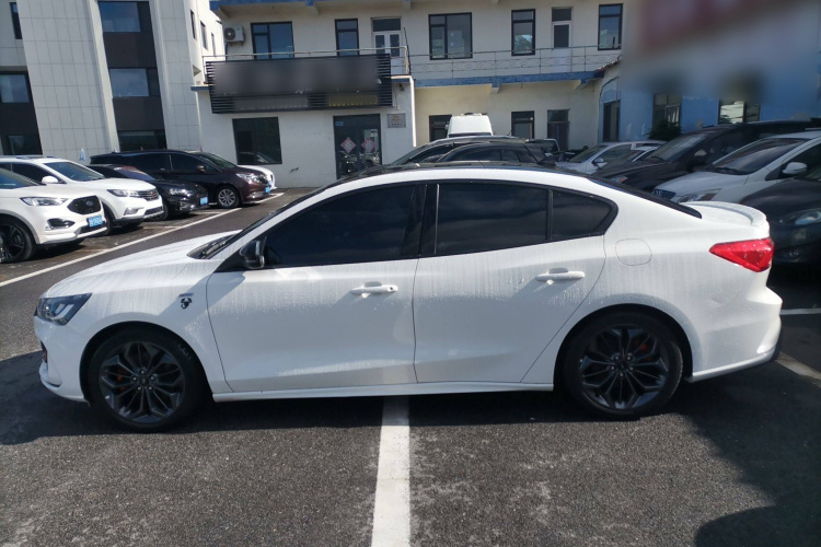 福特 福克斯 2022款 三厢 EcoBoost 180 自动ST Line车身外观4