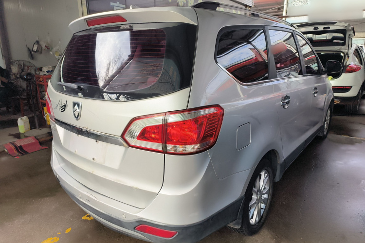 宝骏730 2014款 1.5L 手动豪华导航ESP版 7座车身外观7