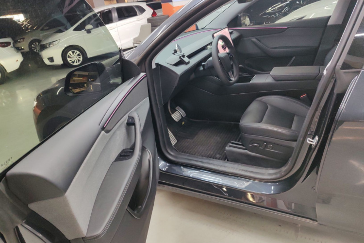 特斯拉 Model Y 2025款 后轮驱动版中控内饰7003