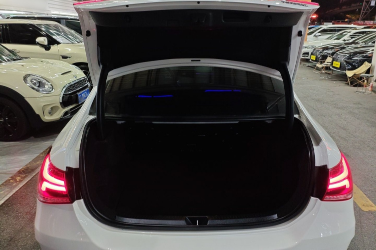 奔驰A级 2022款 A 200 L 运动轿车动感型局部细节23