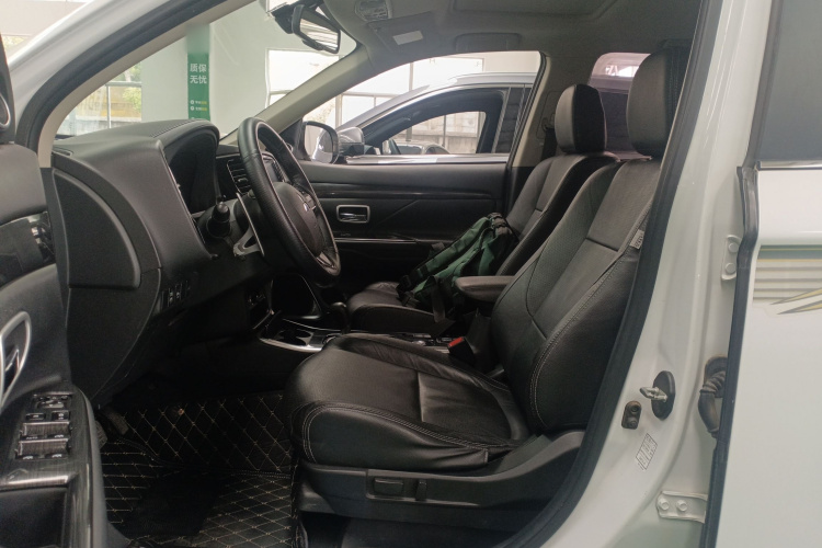 三菱 欧蓝德 2018款 2.4L 四驱精英版 5座中控内饰20