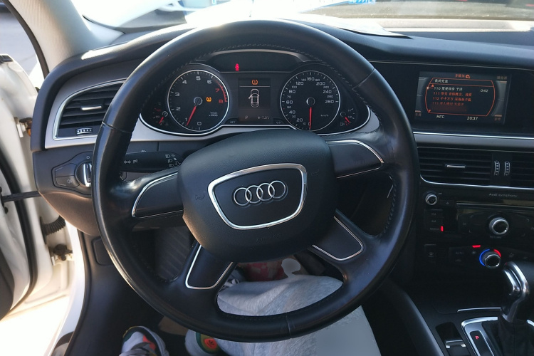 奥迪A4L 2013款 30 TFSI 自动舒适型中控内饰13