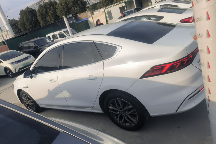 比亚迪 秦PLUS 2024款 荣耀版 EV 420KM领先型车身外观4