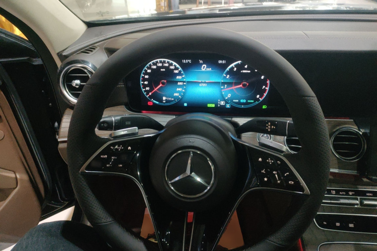 奔驰E级 2021款 E 260 L中控内饰13