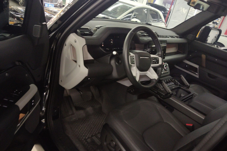 路虎卫士 2024款 110 3.0T P400 暗黑特别版中控内饰20