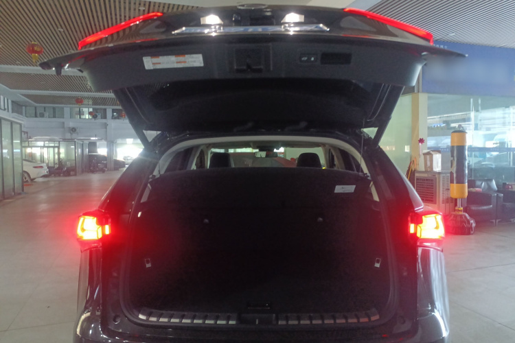 雷克萨斯NX 2020款 300h 前驱 锋尚版 国VI机舱底盘23