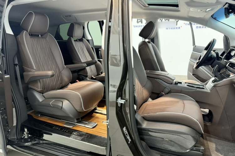 别克GL8 2022款 陆上公务舱 652T 豪华型中控内饰7008