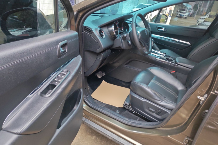 标致3008 2013款 2.0L 自动潮流版中控内饰7003