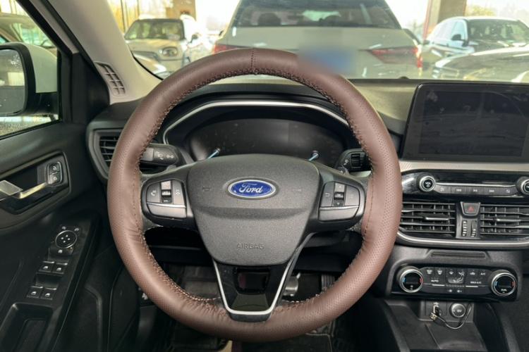 福特 福克斯 2019款 三厢 EcoBoost 180 自动锋潮型中控内饰7011