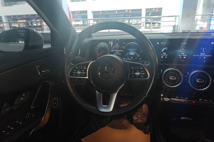 奔驰A级 2022款 A 180 L 运动轿车中控内饰13