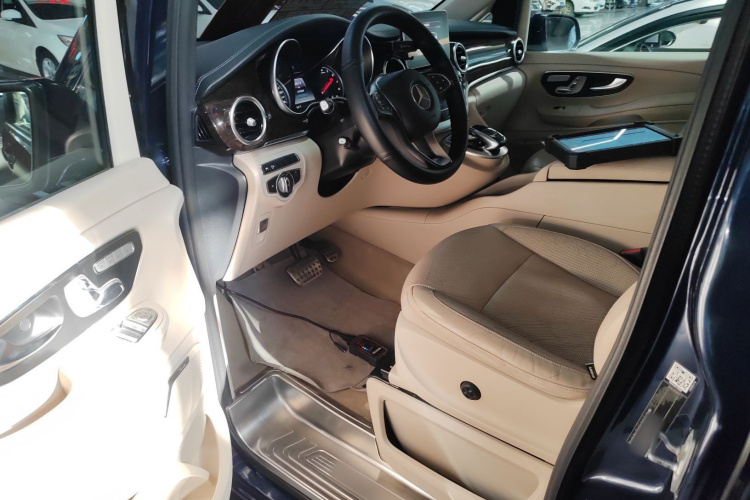 奔驰V级 2017款 V 260 L 尊贵加长版中控内饰7003