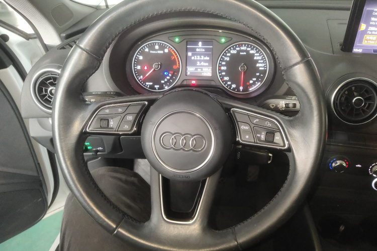 奥迪A3 2018款 30周年年型 Sportback 35 TFSI 进取型局部细节13