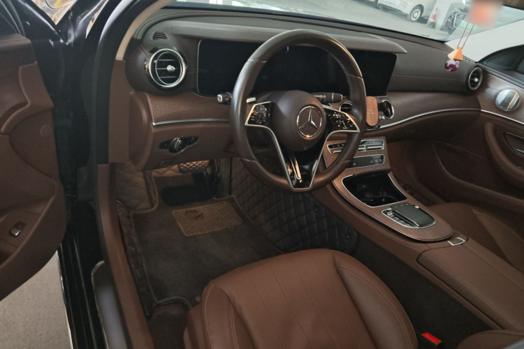 奔驰E级 2023款 E 300 L 豪华型中控内饰12