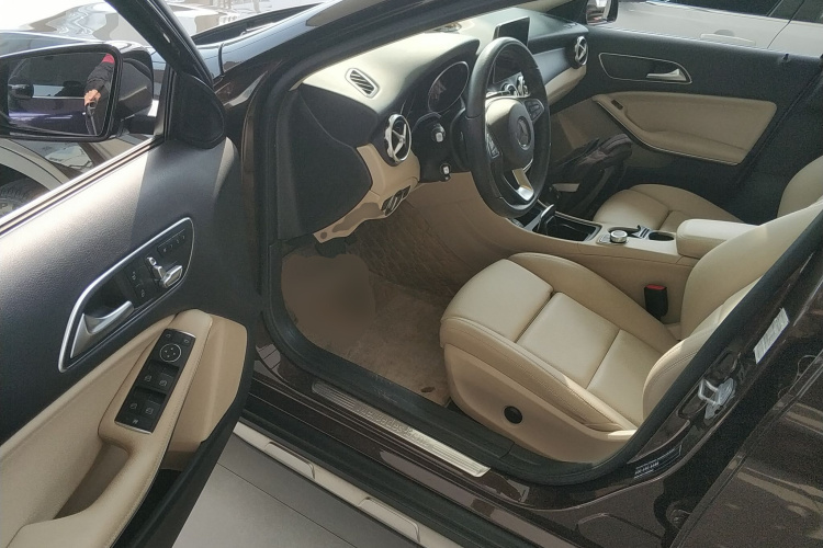 奔驰GLA 2017款 GLA 200 动感型中控内饰7003