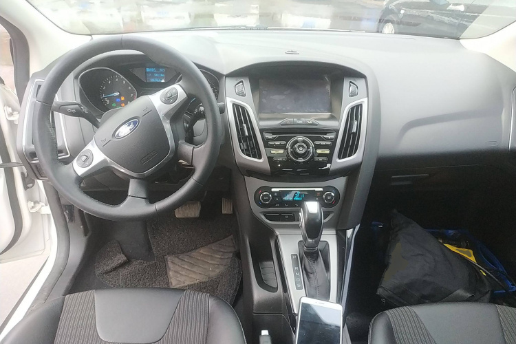 福特 福克斯 2012款 三厢 1.6L 自动风尚型中控内饰12