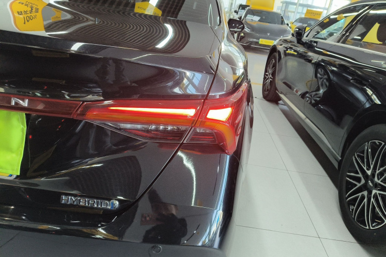 丰田 亚洲龙 2023款 双擎 2.5L 进取版车身外观9