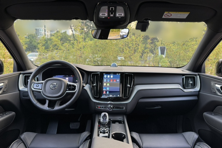 沃尔沃XC60新能源 2025款 插电式混动 长续航四驱智远极夜黑版中控内饰7002