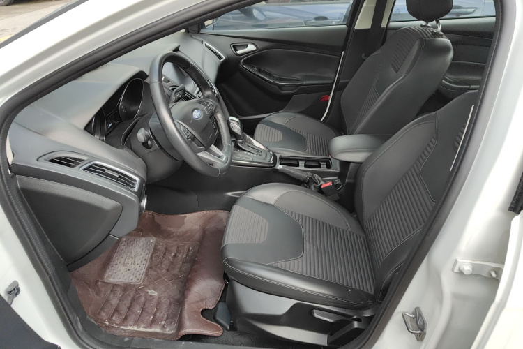 福特 福克斯 2018款 三厢经典 1.6L 自动风尚型智行版中控内饰19