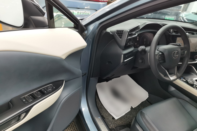 雷克萨斯RZ 2023款 450e 四驱纵享版中控内饰7003