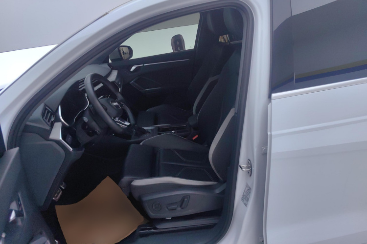 奥迪Q3 2024款 35 TFSI 时尚动感型中控内饰19