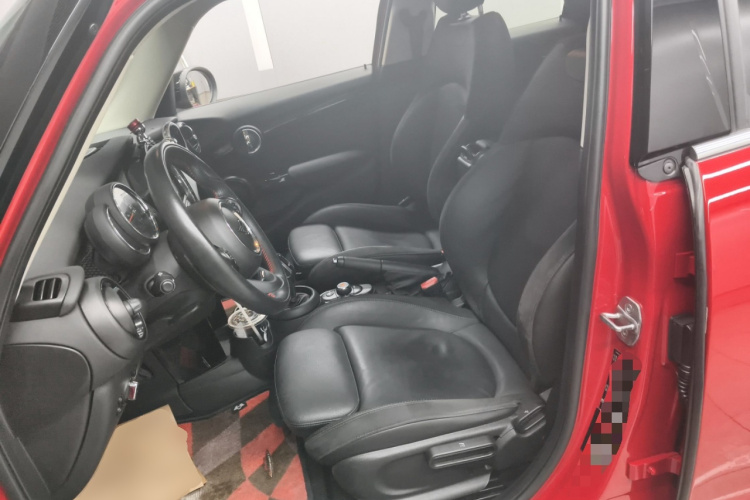 MINI 2019款 2.0T COOPER S 经典派 五门版中控内饰19