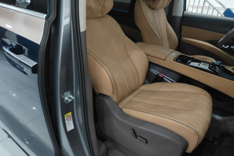 腾势D9 2022款 DM-i 970 四驱旗舰型局部细节41