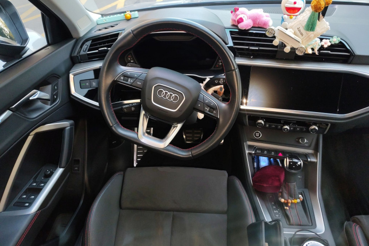 奥迪Q3 2022款 40 TFSI RS套件燃速型中控内饰13