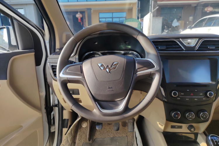 五菱汽车 五菱宏光 2015款 1.5L S1舒适国V中控内饰13