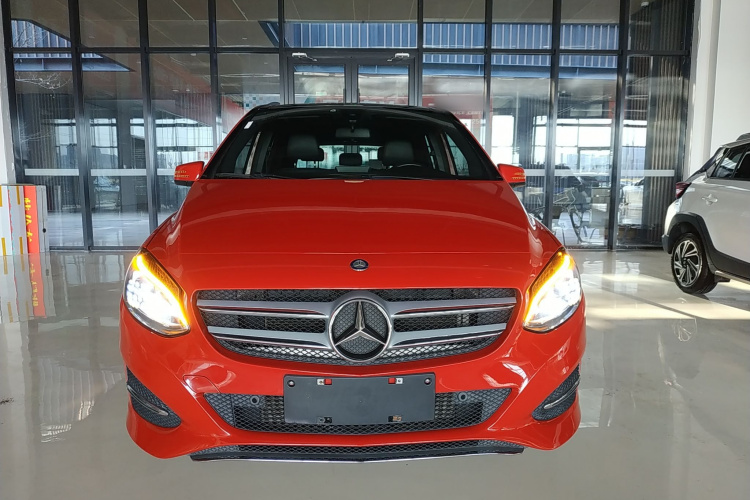 奔驰B级 2015款 B 200 时尚型车身外观2