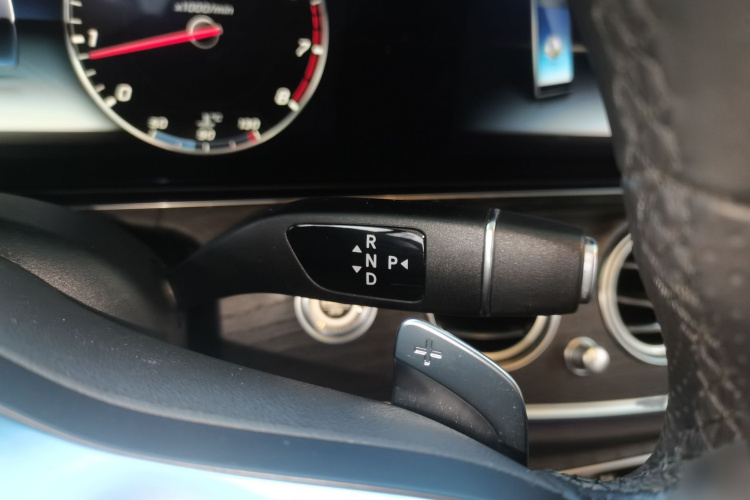 奔驰E级 2019款 改款 E 300 L 运动豪华型局部细节18