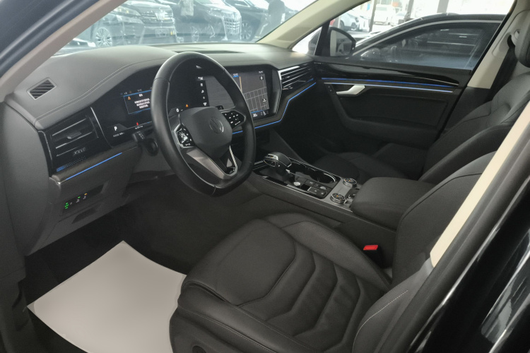 大众 途锐 2022款 3.0TSI 锐享版 曜黑运动套装中控内饰20