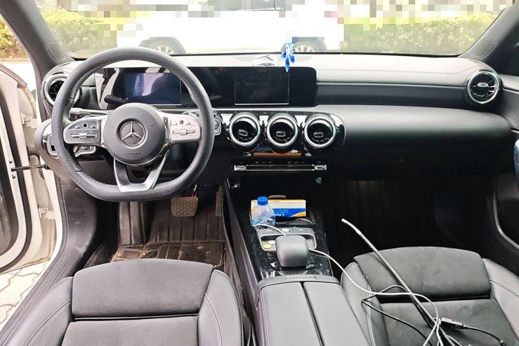 奔驰A级 2019款 A 180 L 运动轿车中控内饰7002